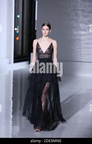 Ein Model läuft auf der Piste während der Givenchy Spring Summer 2019 Show im Rahmen der Paris Fashion Week am 22. Januar 2019 in Paris, Frankreich. Foto von Jerome Domine/ABACAPRESS.COM Stockfoto