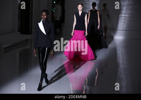 Ein Model läuft auf der Piste während der Givenchy Spring Summer 2019 Show im Rahmen der Paris Fashion Week am 22. Januar 2019 in Paris, Frankreich. Foto von Jerome Domine/ABACAPRESS.COM Stockfoto