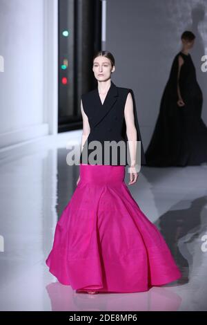 Ein Model läuft auf der Piste während der Givenchy Spring Summer 2019 Show im Rahmen der Paris Fashion Week am 22. Januar 2019 in Paris, Frankreich. Foto von Jerome Domine/ABACAPRESS.COM Stockfoto