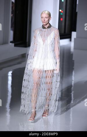 Ein Model läuft auf der Piste während der Givenchy Spring Summer 2019 Show im Rahmen der Paris Fashion Week am 22. Januar 2019 in Paris, Frankreich. Foto von Jerome Domine/ABACAPRESS.COM Stockfoto