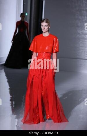 Ein Model läuft auf der Piste während der Givenchy Spring Summer 2019 Show im Rahmen der Paris Fashion Week am 22. Januar 2019 in Paris, Frankreich. Foto von Jerome Domine/ABACAPRESS.COM Stockfoto