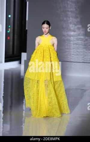 Ein Model läuft auf der Piste während der Givenchy Spring Summer 2019 Show im Rahmen der Paris Fashion Week am 22. Januar 2019 in Paris, Frankreich. Foto von Jerome Domine/ABACAPRESS.COM Stockfoto