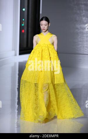 Ein Model läuft auf der Piste während der Givenchy Spring Summer 2019 Show im Rahmen der Paris Fashion Week am 22. Januar 2019 in Paris, Frankreich. Foto von Jerome Domine/ABACAPRESS.COM Stockfoto