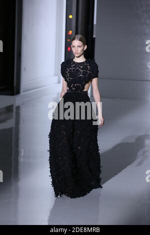 Ein Model läuft auf der Piste während der Givenchy Spring Summer 2019 Show im Rahmen der Paris Fashion Week am 22. Januar 2019 in Paris, Frankreich. Foto von Jerome Domine/ABACAPRESS.COM Stockfoto