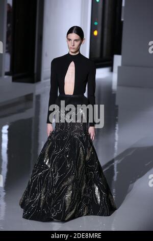 Ein Model läuft auf der Piste während der Givenchy Spring Summer 2019 Show im Rahmen der Paris Fashion Week am 22. Januar 2019 in Paris, Frankreich. Foto von Jerome Domine/ABACAPRESS.COM Stockfoto