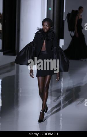 Ein Model läuft auf der Piste während der Givenchy Spring Summer 2019 Show im Rahmen der Paris Fashion Week am 22. Januar 2019 in Paris, Frankreich. Foto von Jerome Domine/ABACAPRESS.COM Stockfoto