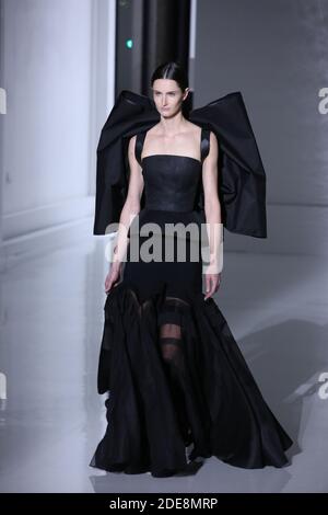 Ein Model läuft auf der Piste während der Givenchy Spring Summer 2019 Show im Rahmen der Paris Fashion Week am 22. Januar 2019 in Paris, Frankreich. Foto von Jerome Domine/ABACAPRESS.COM Stockfoto