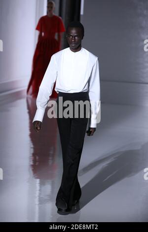 Ein Model läuft auf der Piste während der Givenchy Spring Summer 2019 Show im Rahmen der Paris Fashion Week am 22. Januar 2019 in Paris, Frankreich. Foto von Jerome Domine/ABACAPRESS.COM Stockfoto