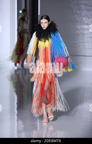 Ein Model läuft auf der Piste während der Givenchy Spring Summer 2019 Show im Rahmen der Paris Fashion Week am 22. Januar 2019 in Paris, Frankreich. Foto von Jerome Domine/ABACAPRESS.COM Stockfoto