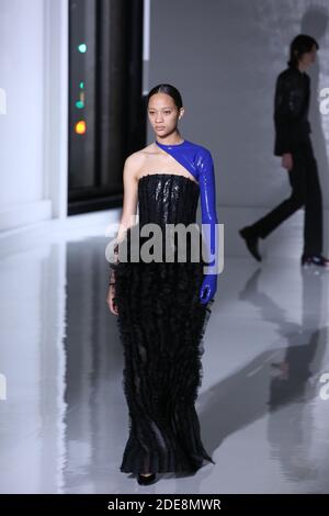 Ein Model läuft auf der Piste während der Givenchy Spring Summer 2019 Show im Rahmen der Paris Fashion Week am 22. Januar 2019 in Paris, Frankreich. Foto von Jerome Domine/ABACAPRESS.COM Stockfoto