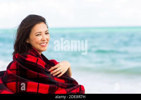 Porträt einer in eine Decke gewickelten asiatischen Frau. Stockfoto
