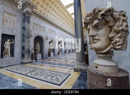 Braccio Nuovo (Neuer Flügel) - Chiaramonti Museum - Vatikanische Museumssammerestauriert im Jahr 2016. Griechische und römische Altertümer. Rechts: Kopf der Medusa, Hadriansche Ära (2. Jh. AD). Als die von Napoleon beschlagnahmten Werke aus Frankreich zurückgegeben wurden, war eine Neuordnung der Päpstlichen Sammlungen erforderlich und die Gelegenheit wurde genutzt, einen neuen Abschnitt für die klassische Skulptur zu bauen. Papst Pius VII. (1800-1823) beauftragte den römischen Architekten Raffaele Stern mit dem Bau des neuen Flügels (Braccio Nuovo) des Chiaramonti-Museums. Das neue Gebäude aus dem 19. Jahrhundert, das heute als eines der imp Stockfoto