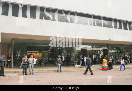 Menschen vor dem Eingang zum Gold Museum, Bogota, Kolumbien Stockfoto