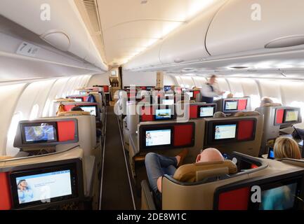 South African Airways neue Business Class Kabine an Bord der Airline Airbus A330. Komfortable Thompson Vantage XL Sitze. SAA Premium-Flugzeugkabine. Stockfoto