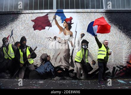 Eine Freskenmalerei des französischen Straßenkünstlers PBOY (Pascal Boyart) über die Bewegung der Gelben Westen 'Gilets Jaunes', inspiriert vom Gemälde von Eugene Delacroix 'Liberty Leading the People' (Liberte Guidant Le Peuple) am 25. Januar 2019 in Paris, Frankreich. Foto von Alain Apaydin/ABACAPRESS.COM Stockfoto