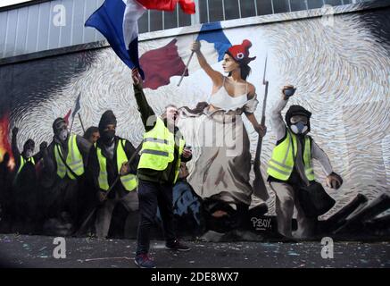 Eine Freskenmalerei des französischen Straßenkünstlers PBOY (Pascal Boyart) über die Bewegung der Gelben Westen 'Gilets Jaunes', inspiriert vom Gemälde von Eugene Delacroix 'Liberty Leading the People' (Liberte Guidant Le Peuple) am 25. Januar 2019 in Paris, Frankreich. Foto von Alain Apaydin/ABACAPRESS.COM Stockfoto