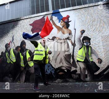 Eine Freskenmalerei des französischen Straßenkünstlers PBOY (Pascal Boyart) über die Bewegung der Gelben Westen 'Gilets Jaunes', inspiriert vom Gemälde von Eugene Delacroix 'Liberty Leading the People' (Liberte Guidant Le Peuple) am 25. Januar 2019 in Paris, Frankreich. Foto von Alain Apaydin/ABACAPRESS.COM Stockfoto