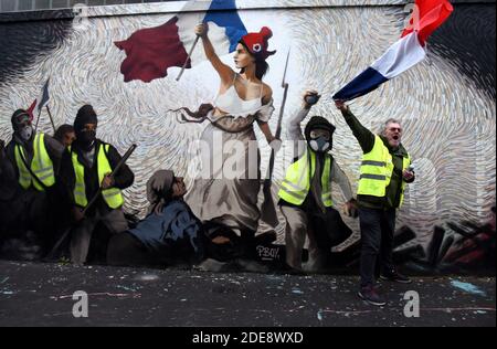 Eine Freskenmalerei des französischen Straßenkünstlers PBOY (Pascal Boyart) über die Bewegung der Gelben Westen 'Gilets Jaunes', inspiriert vom Gemälde von Eugene Delacroix 'Liberty Leading the People' (Liberte Guidant Le Peuple) am 25. Januar 2019 in Paris, Frankreich. Foto von Alain Apaydin/ABACAPRESS.COM Stockfoto