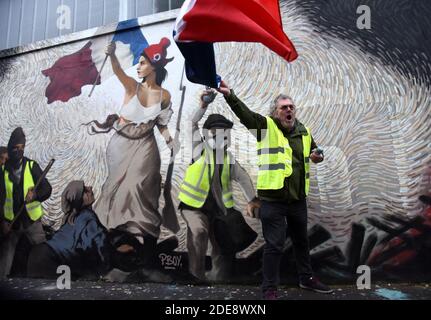 Eine Freskenmalerei des französischen Straßenkünstlers PBOY (Pascal Boyart) über die Bewegung der Gelben Westen 'Gilets Jaunes', inspiriert vom Gemälde von Eugene Delacroix 'Liberty Leading the People' (Liberte Guidant Le Peuple) am 25. Januar 2019 in Paris, Frankreich. Foto von Alain Apaydin/ABACAPRESS.COM Stockfoto