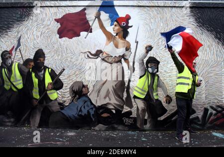 Eine Freskenmalerei des französischen Straßenkünstlers PBOY (Pascal Boyart) über die Bewegung der Gelben Westen 'Gilets Jaunes', inspiriert vom Gemälde von Eugene Delacroix 'Liberty Leading the People' (Liberte Guidant Le Peuple) am 25. Januar 2019 in Paris, Frankreich. Foto von Alain Apaydin/ABACAPRESS.COM Stockfoto