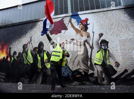 Eine Freskenmalerei des französischen Straßenkünstlers PBOY (Pascal Boyart) über die Bewegung der Gelben Westen 'Gilets Jaunes', inspiriert vom Gemälde von Eugene Delacroix 'Liberty Leading the People' (Liberte Guidant Le Peuple) am 25. Januar 2019 in Paris, Frankreich. Foto von Alain Apaydin/ABACAPRESS.COM Stockfoto