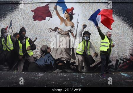 Eine Freskenmalerei des französischen Straßenkünstlers PBOY (Pascal Boyart) über die Bewegung der Gelben Westen 'Gilets Jaunes', inspiriert vom Gemälde von Eugene Delacroix 'Liberty Leading the People' (Liberte Guidant Le Peuple) am 25. Januar 2019 in Paris, Frankreich. Foto von Alain Apaydin/ABACAPRESS.COM Stockfoto