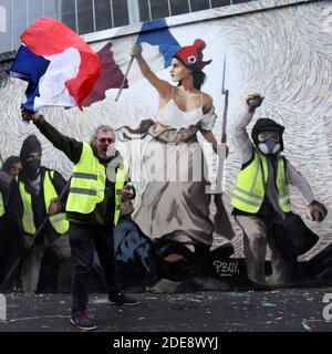 Eine Freskenmalerei des französischen Straßenkünstlers PBOY (Pascal Boyart) über die Bewegung der Gelben Westen 'Gilets Jaunes', inspiriert vom Gemälde von Eugene Delacroix 'Liberty Leading the People' (Liberte Guidant Le Peuple) am 25. Januar 2019 in Paris, Frankreich. Foto von Alain Apaydin/ABACAPRESS.COM Stockfoto