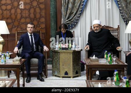 Der französische Staatspräsident Emmanuel Macron wird zusammen mit Brigitte Macron und Jean-Yves Le Drian am 29. Januar 2019 vom Großimam von Al-Azhar, dem prestigeträchtigsten Sitz sunnitischen islamischen Lernens in Ägypten, beim Besuch des Hauptquartiers der Azhar in Kairo empfangen. Foto von Romuald Meigneux/ Pool/ ABACAPRESS;COM Stockfoto