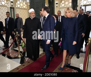 Der französische Staatspräsident Emmanuel Macron wird zusammen mit Brigitte Macron und Jean-Yves Le Drian am 29. Januar 2019 vom Großimam von Al-Azhar, dem prestigeträchtigsten Sitz sunnitischen islamischen Lernens in Ägypten, beim Besuch des Hauptquartiers der Azhar in Kairo empfangen. Foto von Romuald Meigneux/ Pool/ ABACAPRESS;COM Stockfoto