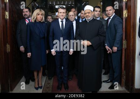 Der französische Staatspräsident Emmanuel Macron wird zusammen mit Brigitte Macron und Jean-Yves Le Drian am 29. Januar 2019 vom Großimam von Al-Azhar, dem prestigeträchtigsten Sitz sunnitischen islamischen Lernens in Ägypten, beim Besuch des Hauptquartiers der Azhar in Kairo empfangen. Foto von Romuald Meigneux/ Pool/ ABACAPRESS;COM Stockfoto