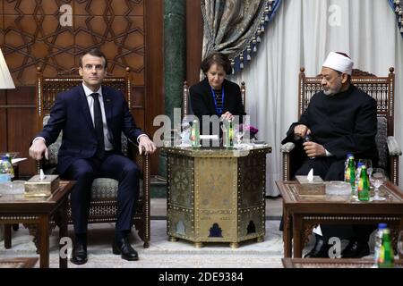 Der französische Staatspräsident Emmanuel Macron wird zusammen mit Brigitte Macron und Jean-Yves Le Drian am 29. Januar 2019 vom Großimam von Al-Azhar, dem prestigeträchtigsten Sitz sunnitischen islamischen Lernens in Ägypten, beim Besuch des Hauptquartiers der Azhar in Kairo empfangen. Foto von Romuald Meigneux/ Pool/ ABACAPRESS;COM Stockfoto