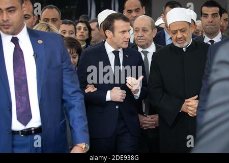 Der französische Staatspräsident Emmanuel Macron wird zusammen mit Brigitte Macron und Jean-Yves Le Drian am 29. Januar 2019 vom Großimam von Al-Azhar, dem prestigeträchtigsten Sitz sunnitischen islamischen Lernens in Ägypten, beim Besuch des Hauptquartiers der Azhar in Kairo empfangen. Foto von Romuald Meigneux/ Pool/ ABACAPRESS;COM Stockfoto