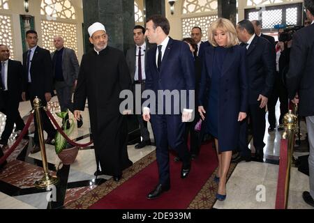 Der französische Staatspräsident Emmanuel Macron wird zusammen mit Brigitte Macron und Jean-Yves Le Drian am 29. Januar 2019 vom Großimam von Al-Azhar, dem prestigeträchtigsten Sitz sunnitischen islamischen Lernens in Ägypten, beim Besuch des Hauptquartiers der Azhar in Kairo empfangen. Foto von Romuald Meigneux/ Pool/ ABACAPRESS;COM Stockfoto