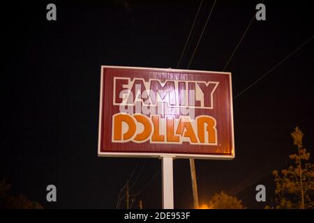 Augusta, GA USA - 11 23 20: Family Dollar Straßenschild in der Nacht Stockfoto