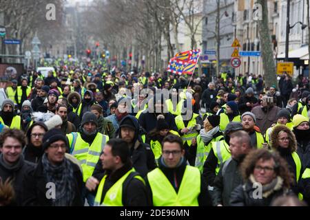 General View mit französischer Flagge Gelbwesten Demonstranten (Gilets Jaunes) in Paris am 2. Februar 2019 am Rande eines marsches aufgerufen, friedlich gegen Polizeigewalt gegen die Teilnehmer der letzten drei Monate Demonstrationen in Frankreich zu protestieren, als Gelbwesten Demonstranten (Gilets Jaunes) Gehen Sie am 12. Samstag in Folge auf die Straße. Die Bewegung der Gelben Weste (Gilets Jaunes) in Frankreich begann ursprünglich als Protest gegen geplante Treibstofferhöhungen, hat sich aber in einen Massenprotest gegen die Politik der Präsidenten und den Regierungsstil von oben nach unten verwandelt. Foto von Raphael Lafargue/ABACAPRESS.COM Stockfoto