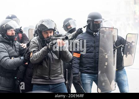 Polizeibeamte benutzen Flashball Typ LBD-40, um gewalttätige Demonstranten abzuwehren, wobei einige LBD mit einer Kamera am Lauf der Waffe ausgestattet sind. Mehrere tausend Menschen demonstrierten zwischen dem Daumesnil-Platz und dem Platz der Republik zum 12. Akt der Gilets Jaunes (Gelbe Westen) zu Ehren der Opfer von Polizeigewalt. Als der Zug eintraf, kam es zu Zusammenstößen zwischen der Polizei und den Demonstranten. Paris, Frankreich, 2. Februar 2019. Foto von Samuel Boivin/ABACAPRESS.COM Stockfoto