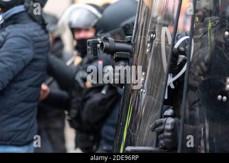 Polizeibeamte benutzen Flashball Typ LBD-40, um gewalttätige Demonstranten abzuwehren, wobei einige LBD mit einer Kamera am Lauf der Waffe ausgestattet sind. Mehrere tausend Menschen demonstrierten zwischen dem Daumesnil-Platz und dem Platz der Republik zum 12. Akt der Gilets Jaunes (Gelbe Westen) zu Ehren der Opfer von Polizeigewalt. Als der Zug eintraf, kam es zu Zusammenstößen zwischen der Polizei und den Demonstranten. Paris, Frankreich, 2. Februar 2019. Foto von Samuel Boivin/ABACAPRESS.COM Stockfoto