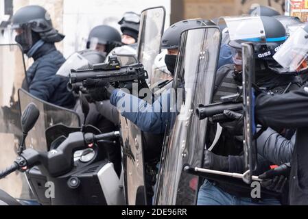 Polizeibeamte benutzen Flashball Typ LBD-40, um gewalttätige Demonstranten abzuwehren, wobei einige LBD mit einer Kamera am Lauf der Waffe ausgestattet sind. Mehrere tausend Menschen demonstrierten zwischen dem Daumesnil-Platz und dem Platz der Republik zum 12. Akt der Gilets Jaunes (Gelbe Westen) zu Ehren der Opfer von Polizeigewalt. Als der Zug eintraf, kam es zu Zusammenstößen zwischen der Polizei und den Demonstranten. Paris, Frankreich, 2. Februar 2019. Foto von Samuel Boivin/ABACAPRESS.COM Stockfoto