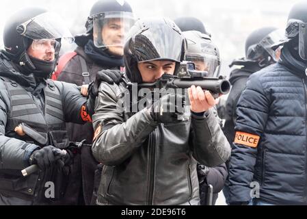 Polizeibeamte benutzen Flashball Typ LBD-40, um gewalttätige Demonstranten abzuwehren, wobei einige LBD mit einer Kamera am Lauf der Waffe ausgestattet sind. Mehrere tausend Menschen demonstrierten zwischen dem Daumesnil-Platz und dem Platz der Republik zum 12. Akt der Gilets Jaunes (Gelbe Westen) zu Ehren der Opfer von Polizeigewalt. Als der Zug eintraf, kam es zu Zusammenstößen zwischen der Polizei und den Demonstranten. Paris, Frankreich, 2. Februar 2019. Foto von Samuel Boivin/ABACAPRESS.COM Stockfoto