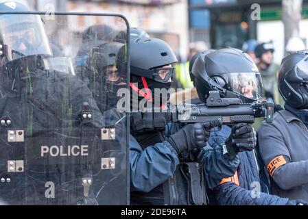 Polizeibeamte benutzen Flashball Typ LBD-40, um gewalttätige Demonstranten abzuwehren, wobei einige LBD mit einer Kamera am Lauf der Waffe ausgestattet sind. Mehrere tausend Menschen demonstrierten zwischen dem Daumesnil-Platz und dem Platz der Republik zum 12. Akt der Gilets Jaunes (Gelbe Westen) zu Ehren der Opfer von Polizeigewalt. Als der Zug eintraf, kam es zu Zusammenstößen zwischen der Polizei und den Demonstranten. Paris, Frankreich, 2. Februar 2019. Foto von Samuel Boivin/ABACAPRESS.COM Stockfoto