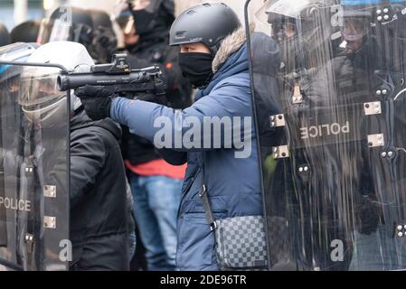 Polizeibeamte benutzen Flashball Typ LBD-40, um gewalttätige Demonstranten abzuwehren, wobei einige LBD mit einer Kamera am Lauf der Waffe ausgestattet sind. Mehrere tausend Menschen demonstrierten zwischen dem Daumesnil-Platz und dem Platz der Republik zum 12. Akt der Gilets Jaunes (Gelbe Westen) zu Ehren der Opfer von Polizeigewalt. Als der Zug eintraf, kam es zu Zusammenstößen zwischen der Polizei und den Demonstranten. Paris, Frankreich, 2. Februar 2019. Foto von Samuel Boivin/ABACAPRESS.COM Stockfoto