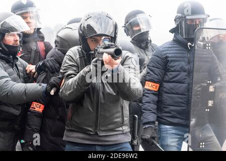 Polizeibeamte benutzen Flashball Typ LBD-40, um gewalttätige Demonstranten abzuwehren, wobei einige LBD mit einer Kamera am Lauf der Waffe ausgestattet sind. Mehrere tausend Menschen demonstrierten zwischen dem Daumesnil-Platz und dem Platz der Republik zum 12. Akt der Gilets Jaunes (Gelbe Westen) zu Ehren der Opfer von Polizeigewalt. Als der Zug eintraf, kam es zu Zusammenstößen zwischen der Polizei und den Demonstranten. Paris, Frankreich, 2. Februar 2019. Foto von Samuel Boivin/ABACAPRESS.COM Stockfoto