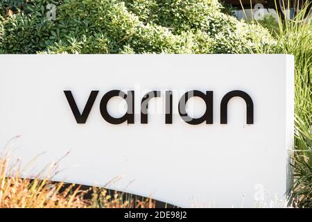 Sep 29, 2020 Palo Alto / CA / USA - Varian-Logo am Hauptsitz im Silicon Valley; Siemens Healthineers gab im August 2020 bekannt, dass es geplant ist Stockfoto