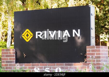Sep 29, 2020 Palo Alto / CA / USA - Rivian Logo am Hauptsitz des Silicon Valley; Rivian Automotive Inc ist ein amerikanischer Automobilhersteller und Automobilhersteller Stockfoto