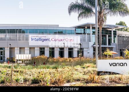 Sep 29, 2020 Palo Alto / CA / USA - Varian Hauptsitz im Silicon Valley; Siemens Healthineers gab im August 2020 bekannt, dass Varia erworben werden soll Stockfoto