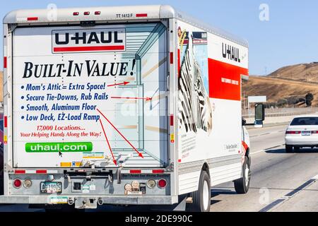 Oct 14, 2020 Concord / CA / USA - U-Haul van unterwegs auf der Autobahn; U-Haul ist ein amerikanisches Unternehmen, das Heimwerker-Umzugslösungen anbietet Stockfoto