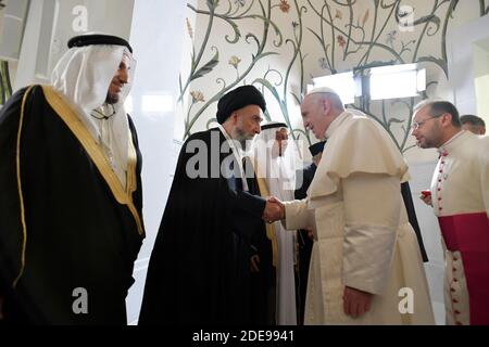 Papst Franziskus trifft den muslimischen Ältestenrat bei einem Besuch in der Scheich-Zayed-Moschee in Abu Dhabi am 4. Februar 2019. Es ist der erste päpstliche Besuch auf der Arabischen Halbinsel, dem Geburtsort des Islam, wo er führende muslimische Geistliche treffen und eine Messe unter freiem Himmel für etwa 135,000 Katholiken abhalten wird. Foto von ABACAPRESS.COM Stockfoto