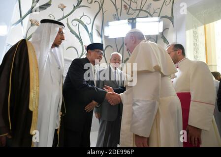 Papst Franziskus trifft den muslimischen Ältestenrat bei einem Besuch in der Scheich-Zayed-Moschee in Abu Dhabi am 4. Februar 2019. Es ist der erste päpstliche Besuch auf der Arabischen Halbinsel, dem Geburtsort des Islam, wo er führende muslimische Geistliche treffen und eine Messe unter freiem Himmel für etwa 135,000 Katholiken abhalten wird. Foto von ABACAPRESS.COM Stockfoto