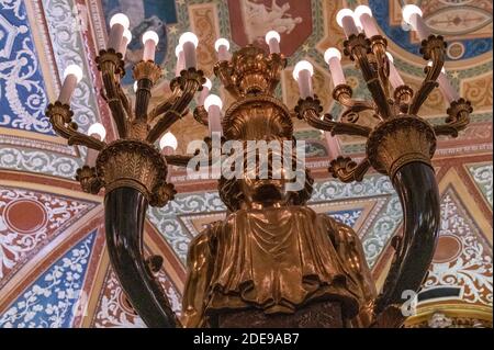 Treppenleuchter und Freskendecke im Palmer House of Chicago Stockfoto