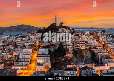 Blick auf Coit Tower mit Sonnenuntergang Himmel in der Innenstadt von San Francisco, Kalifornien. Stockfoto